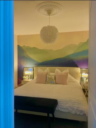 Lit king size et coin salon